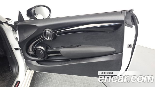 Mini Cooper Convertible 2024 — photo 14