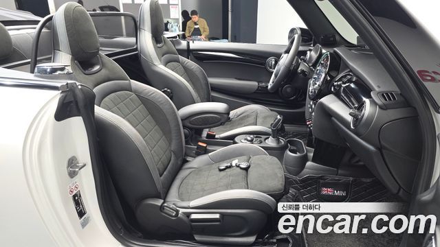 Mini Cooper Convertible 2024 — photo 16