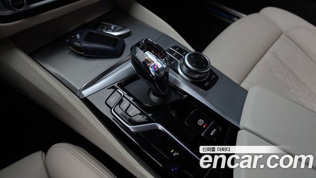 BMW 5-Series 2022 — photo 9