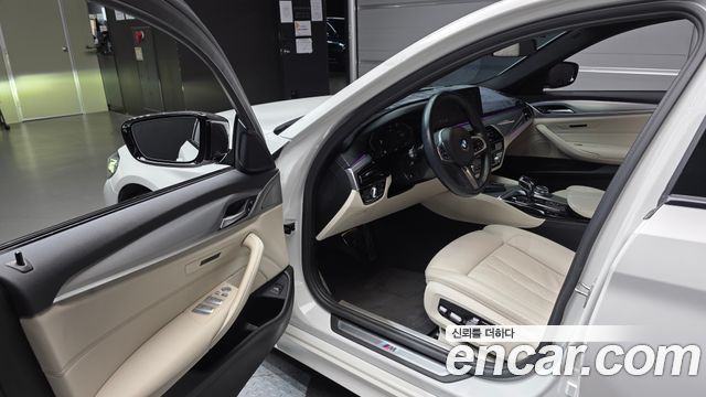 BMW 5-Series 2022 — photo 10