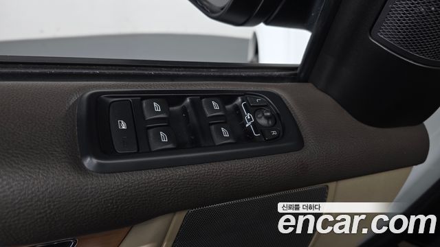 Land Rover Discovery 2013 — photo 30