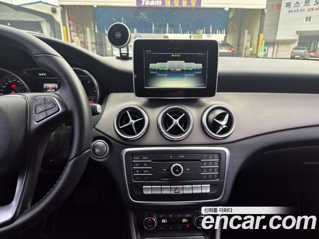 Mercedes-Benz CLA-Class 2017 — photo 10