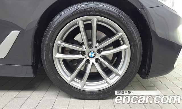 BMW 5-Series 2020 — photo 7