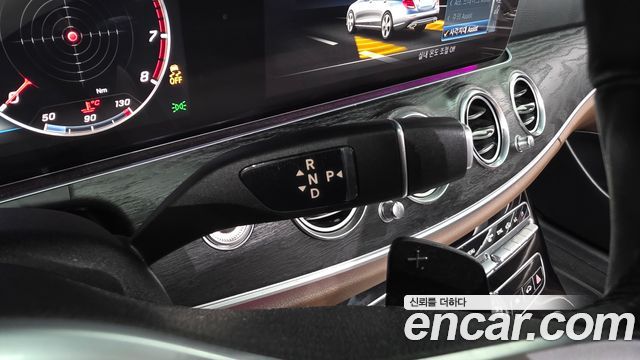 Mercedes-Benz E-Class 2019 — photo 12