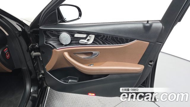 Mercedes-Benz E-Class 2019 — photo 14