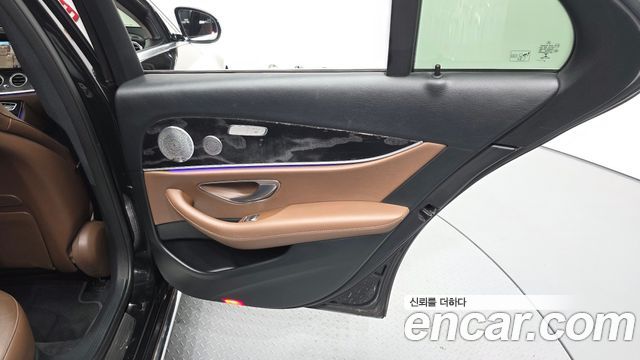 Mercedes-Benz E-Class 2019 — photo 15