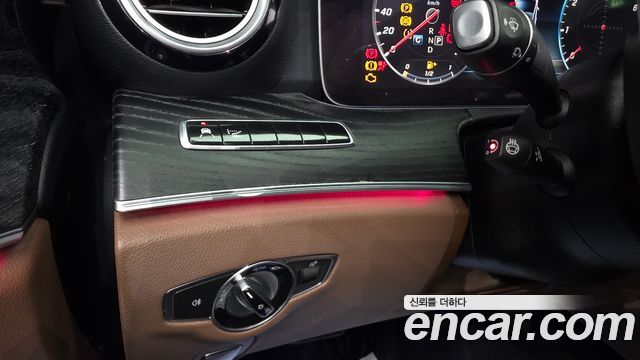 Mercedes-Benz E-Class 2019 — photo 30