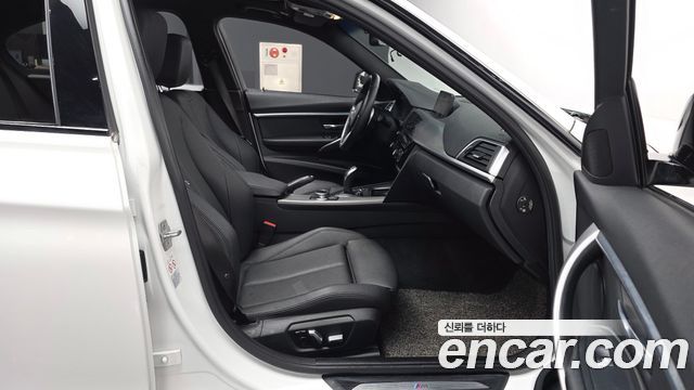 BMW 3-Series 2018 — photo 11