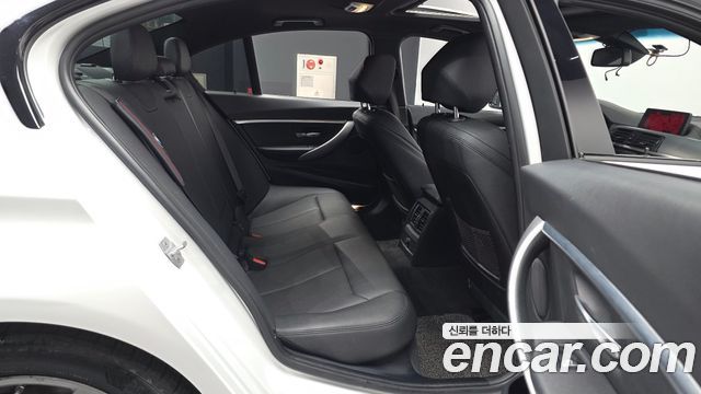 BMW 3-Series 2018 — photo 12