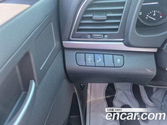 Hyundai AVANTE 2018 — photo 12