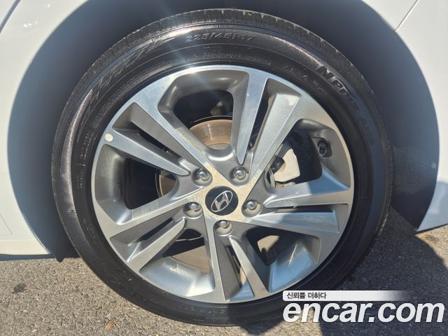 Hyundai AVANTE 2018 — photo 14