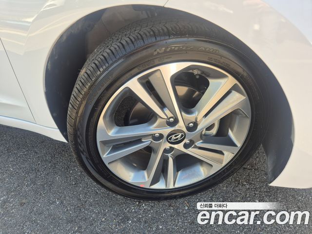 Hyundai AVANTE 2018 — photo 16