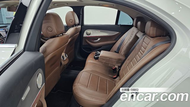 Mercedes-Benz E-Class 2019 — photo 17