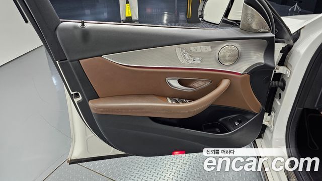 Mercedes-Benz E-Class 2019 — photo 14