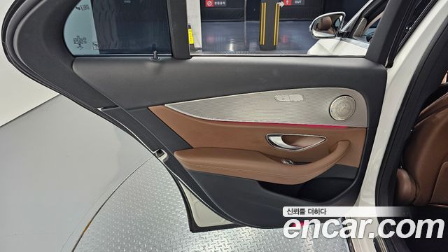 Mercedes-Benz E-Class 2019 — photo 15