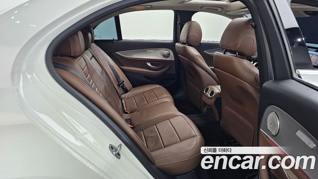 Mercedes-Benz E-Class 2019 — photo 16