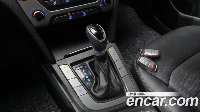 Hyundai AVANTE 2017 — photo 12
