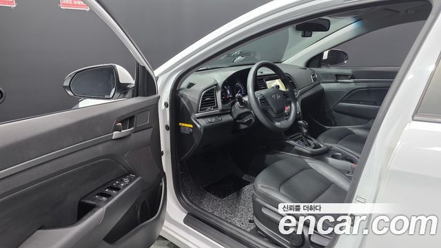 Hyundai AVANTE 2017 — photo 13