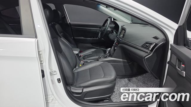 Hyundai AVANTE 2017 — photo 17