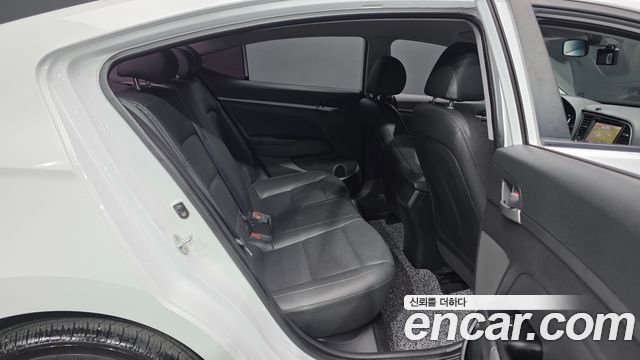 Hyundai AVANTE 2017 — photo 18