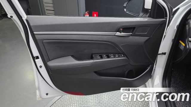 Hyundai AVANTE 2017 — photo 14