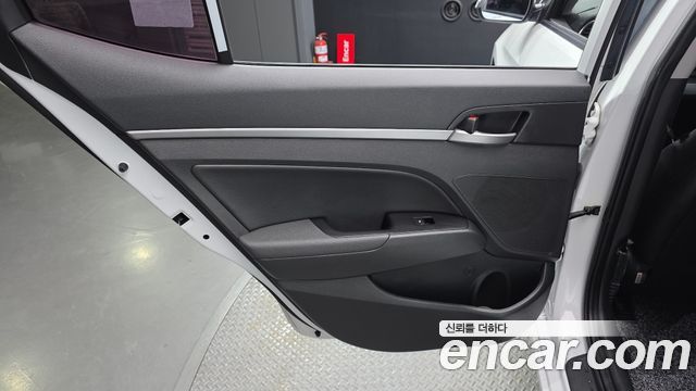 Hyundai AVANTE 2017 — photo 15