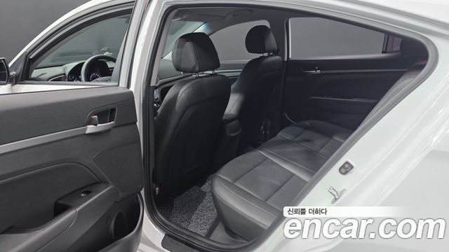 Hyundai AVANTE 2017 — photo 16