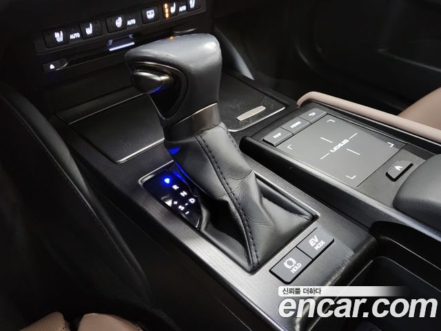 Lexus ES 2022 — photo 9