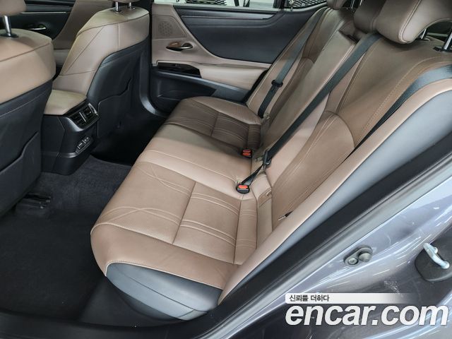 Lexus ES 2022 — photo 11