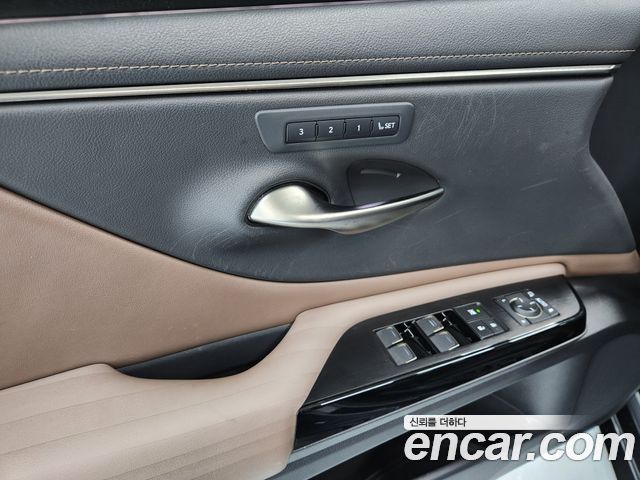 Lexus ES 2022 — photo 12