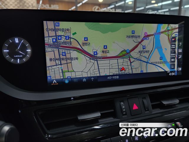 Lexus ES 2022 — photo 16