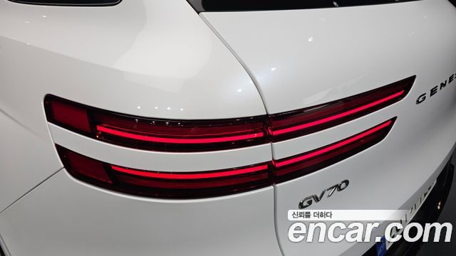 Genesis GV70 2023 — photo 9