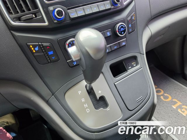 Hyundai Starex 2017 — photo 11