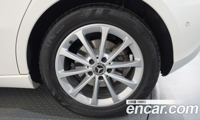 Mercedes-Benz A-Class 2020 — photo 7