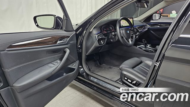 BMW 5-Series 2023 — photo 13