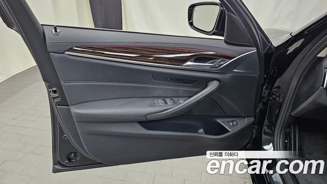 BMW 5-Series 2023 — photo 14