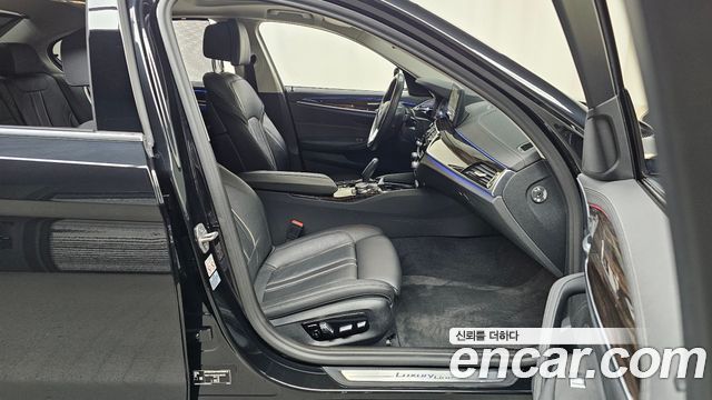 BMW 5-Series 2023 — photo 16