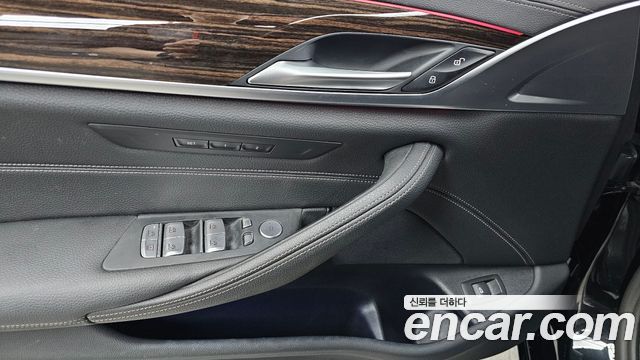 BMW 5-Series 2023 — photo 28