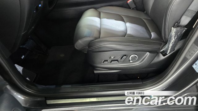 Genesis GV70 2022 — photo 28