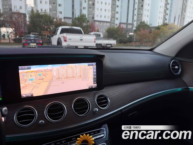 Mercedes-Benz E-Class 2019 — photo 11
