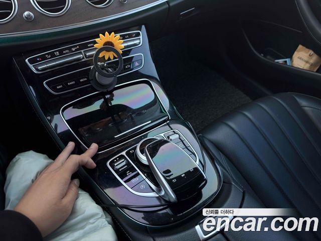 Mercedes-Benz E-Class 2019 — photo 12