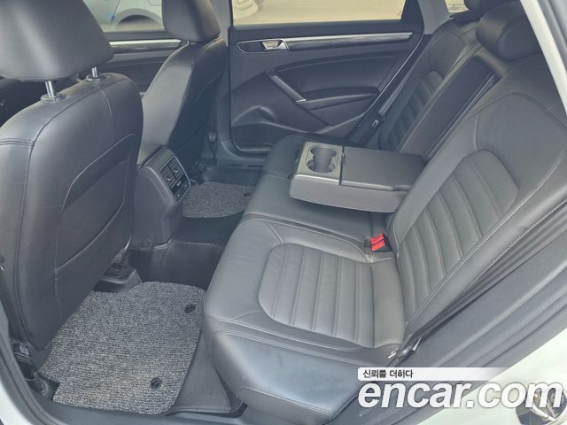 Volkswagen Passat 2018 — photo 12
