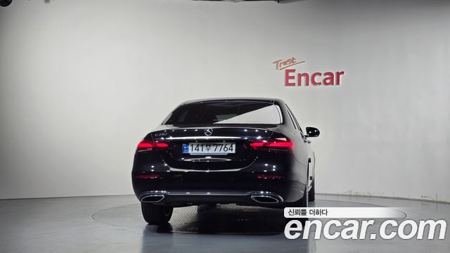 Mercedes-Benz E-Class 2023 — photo 4