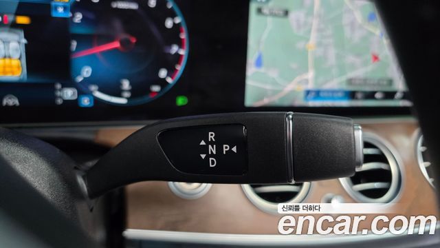 Mercedes-Benz E-Class 2023 — photo 12