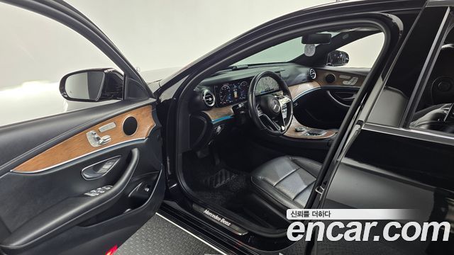 Mercedes-Benz E-Class 2023 — photo 13