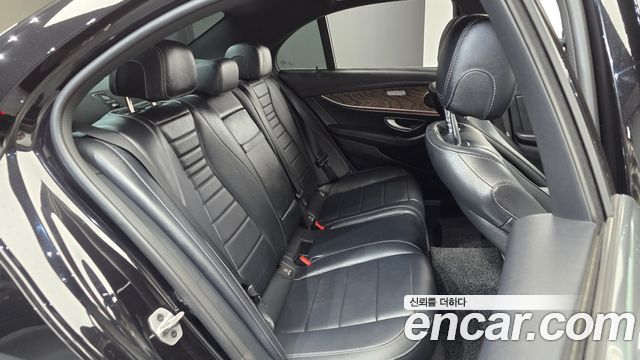 Mercedes-Benz E-Class 2023 — photo 17