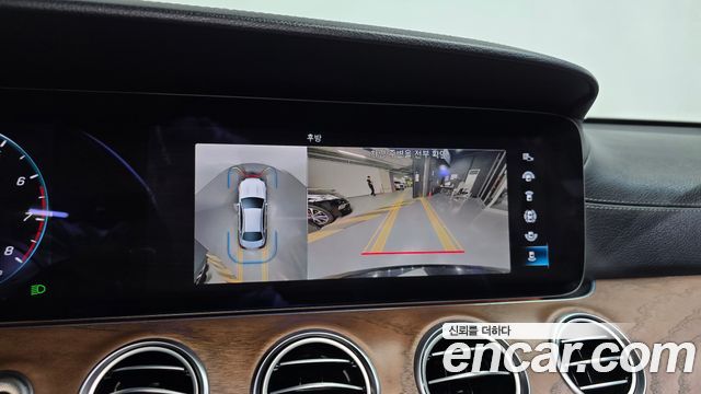 Mercedes-Benz E-Class 2023 — photo 20