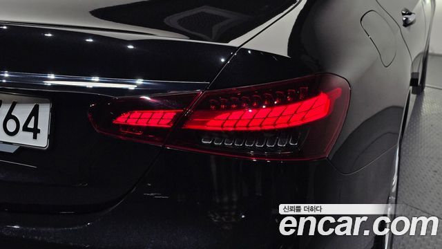 Mercedes-Benz E-Class 2023 — photo 9
