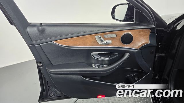 Mercedes-Benz E-Class 2023 — photo 14