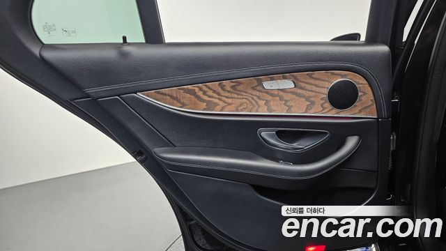 Mercedes-Benz E-Class 2023 — photo 15